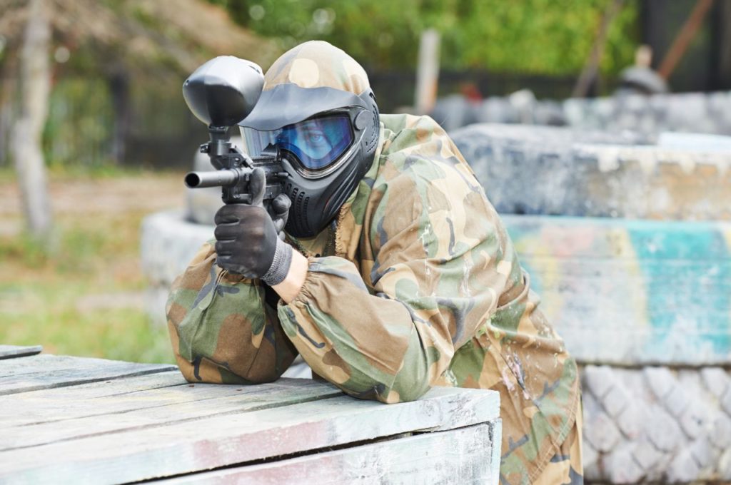 Który paintball jest lepszy: halowy czy plenerowy? I planujesz rozgrywkę paintballową i zastanawiasz się który typ jest lepszy? Nie wiesz, czy wybrać paintball halowy, czy paintball plenerowy? Wspólnie przeanalizujemy gdzie lepiej grać w paintball oraz Poznajmy zalety i wady paintballa halowego i plenerowego. Paintball halowy – co warto wiedzieć? Paintball halowy nazywany jest również rozgrywką Indoor. Rozgrywka ta odbywa się w zamkniętych przestrzeniach – najczęściej są to przestronne halę Magazynowy lub specjalne obiekty sportowe. Tego typu areny paintballowe charakteryzują się stałymi warunkami pogodowymi. Oznacza to, że temperatura powietrza, deszcz, grad lub opady śniegu, czy też silny wiatr nie mają wpływu na rozgrywkę. Organizatorzy oraz uczestnicy rozgrywki mają lepszą kontrolę otoczenia, kontrolują również światło oraz dźwięk. Rozgrywka halowa to również większe bezpieczeństwo dla początkujących graczy, którzy dopiero oswajają się z zasadami gry. Paintball plenerowy – czyli moc adrenaliny na świeżym powietrzu Paintball outdoor, czyli rozgrywka na świeżym powietrzu to klasyczna forma gry. Rozgrywka ta prowadzona jest na świeżym powietrzu w określonym obszarze takim jak łąki, lasy, opuszczone budynki lub specjalnie przygotowane pole paintballowe. Teren, na którym ma odbyć się gra, musi być odpowiednio przygotowane i oznaczone, tak aby osoby postronne nie weszły przypadkowo na pole gry. Zalet rozgrywki organizowanej w plenerze zalicza się większą przestrzeń i swobodę ruchów uczestników, które zapewnia możliwość zorganizowania dynamicznej gry pełnej adrenaliny i świetnej zabawy. Dodatkowo rozgrywka w plenerze jest o wiele bardziej realna, dzięki wykorzystaniu drzew, krzewów, trawy, błota, pagórków i naturalnych przeszkód. Również możliwość obcowania uczestników z naturą i przebywania na świeżym powietrzu wśród zieleni. Jaka jest różnica pomiędzy paintballem halowym a plenerowym? Do głównych różnic zalicza się: Lokalizacja – paintball halowy odbywa się w zamkniętej hali, zaś paintball plenerowy odbywa się w otwartej przestrzeni, Pogoda – warunki atmosferyczne nie wpływają na rozgrywkę w przypadku odbywania się gry na hali, zaś paintball plenerowy jest uzależniony od pogody, Przestrzeń – jest ograniczona w przypadku rozgrywki na hali oraz nieograniczone, duża i zróżnicowana w przypadku rozgrywki plenerowej, Realizm rozgrywki – jest niewielki w przypadku gry w terenie zamkniętym oraz zwiększa się w naturalnych warunkach, Dynamika gry – na hali gra jest bardzo szybka a przeciwnicy, są blisko siebie, zaś w plenerze gracze mogą podjąć wysiłek budowania działań strategicznych oraz podjąć skradanie się między przeszkodami, Komfort gry – jest większy na hali, gdy gracze cenią stałe warunki atmosferyczne. Na świeżym powietrzu Gracze doświadczają różnych warunków atmosferycznych – różnej temperatury, możliwość opadów oraz śliskiego podłoża. Którą rozgrywkę wybrać? W zależności od twoich oczekiwań i potrzeb należy wybrać rozgrywkę dopasowaną do twoich preferencji. Osoby, które lubią mieć kontrolę nad temperaturą, oświetleniem, dźwiękiem i nie być zależne od warunków atmosferycznych oraz opadów deszczu i śniegu powinny wybrać rozgrywkę na hali. Jednak osoby, które chcą doświadczyć większego realizmu gry oraz wykorzystać poznane strategię powinna wybrać rozgrywkę plenerową. Organizacja imprez firmowych Warszawa to nasza specjalność. Nie zwlekaj i sprawdź naszą ofertę już dziś.