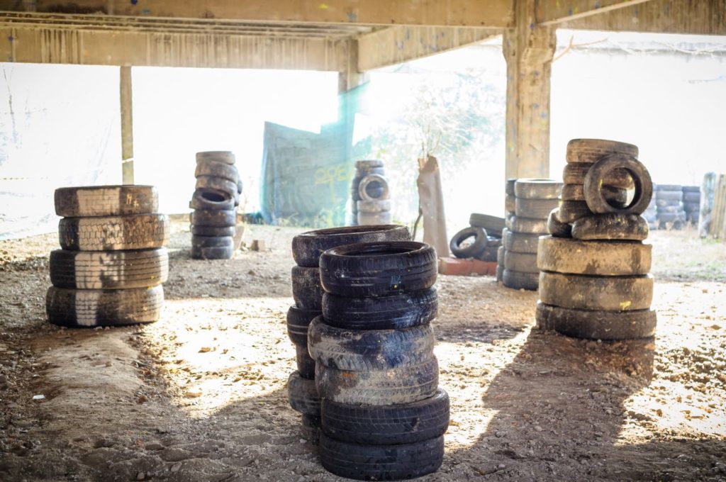 Najlepsze pola paintballowe w okolicach Warszawy – porównanie lokalizacji, cen i atrakcji