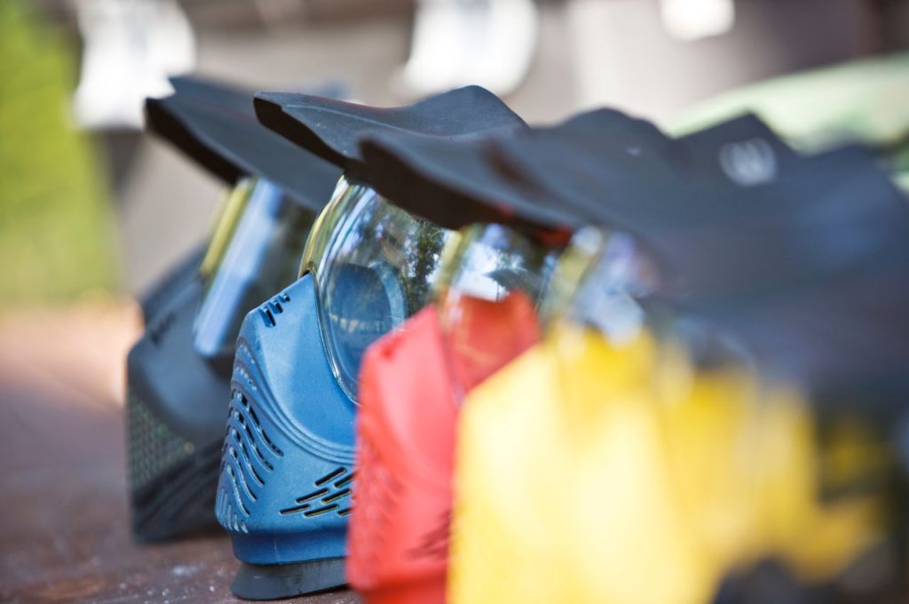 Jak zorganizować urodziny z paintballem w plenerze