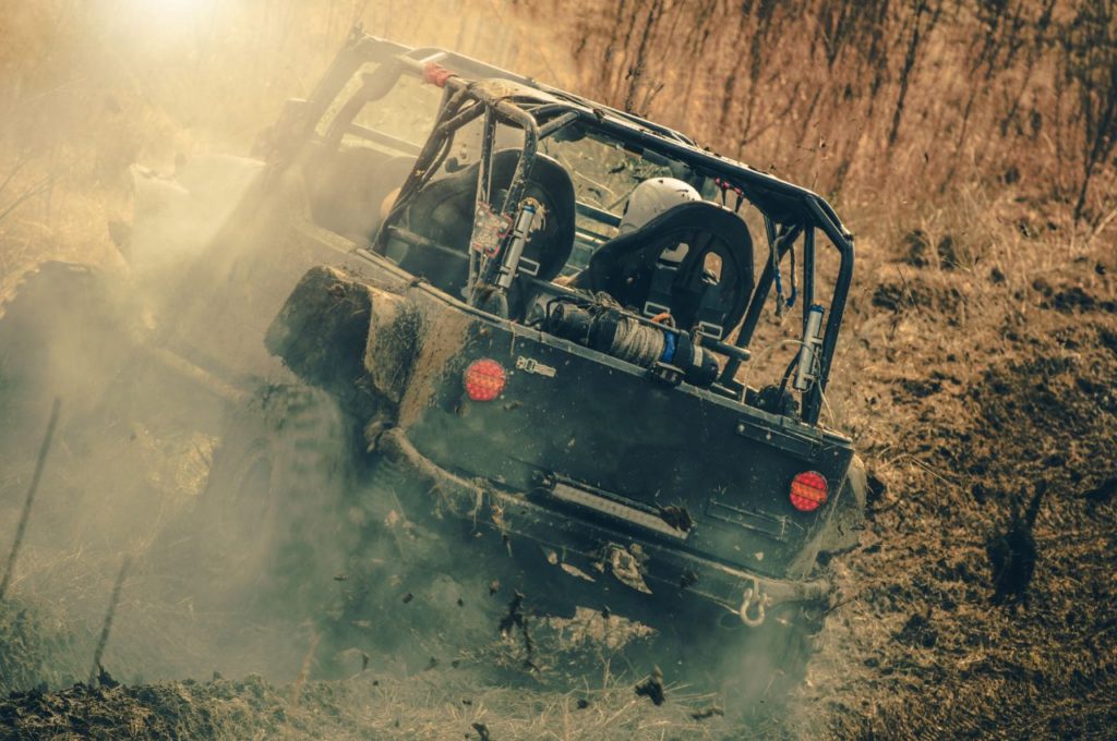 Off-road w różnych porach roku: wyzwania jazdy zimą, jesienią, w deszczu